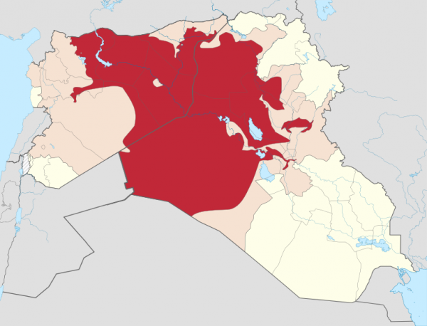 Na ciemno-czerwono zaznaczono obszar kontrolowany przez Państwo Islamskie. WikiCommons